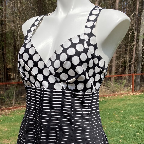 Black to white and dot to dot hombre cross strap fit and flare dress size 6 - Picture 2 of 6